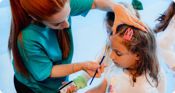 Pintacaritas en fiesta infantil Crucijuegos