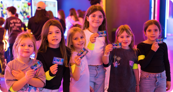 Chicas mostrando tarjetas de juego en Crucijuegos