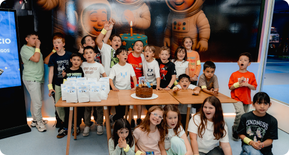 Grupo de cumpleaños con torta en Crucijuegos