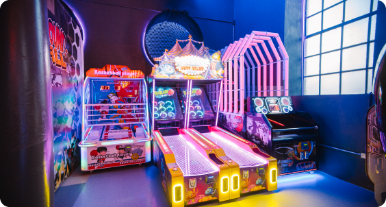 Máquinas arcade iluminadas en Crucijuegos