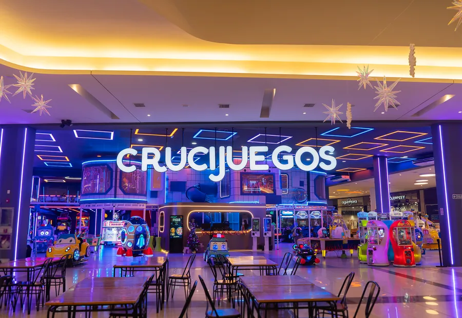 Interior de Paso del Bosque con juegos